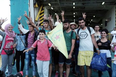 “El. Venizelos” ferry boat arrives in Piraeus carrying 2,500 refugees