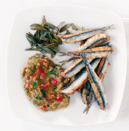 Γαύρος τηγανητός µε κρίταµο σε πουρέ µελιτζάνας