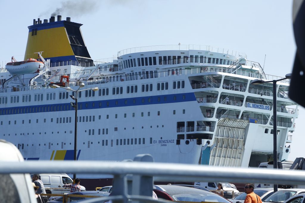 Additional 2,500 Syrian refugees to arrive in Piraeus on Monday