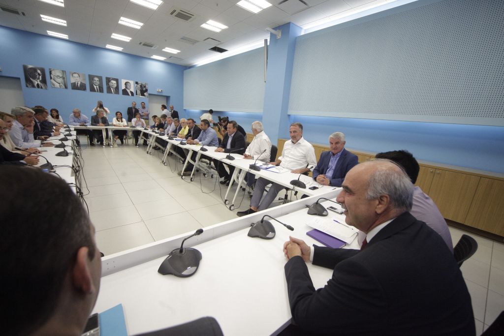 Η Ν.Δ. δεν έχει καταλήξει στην προεκλογική στρατηγική της και επενδύει τις ελπίδες της στην κρίση στρατηγικής του ΣΥΡΙΖΑ