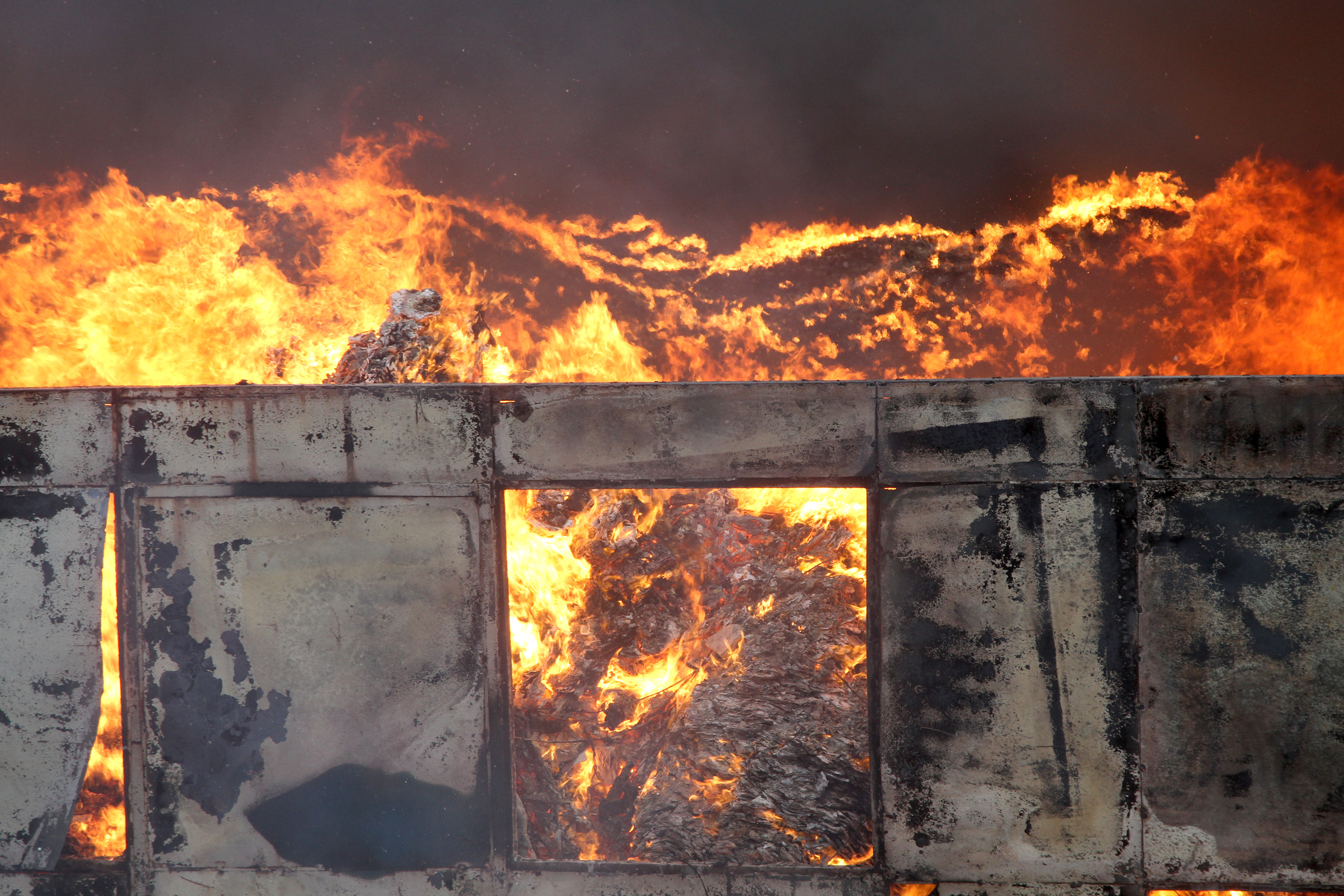 Thessaloniki: Man perishes after fire breaks out in paint factory