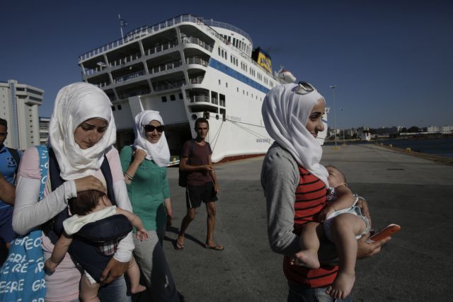 2,486 Syrian refugees arrive in Piraeus on Wednesday afternoon