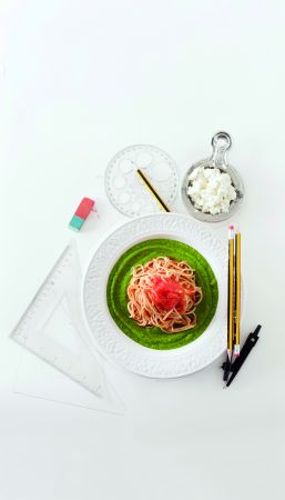 Μακαρόνια με ντομάτα σε πράσινο πουρέ