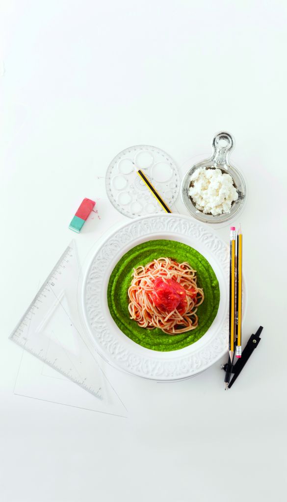 Μακαρόνια με ντομάτα σε πράσινο πουρέ