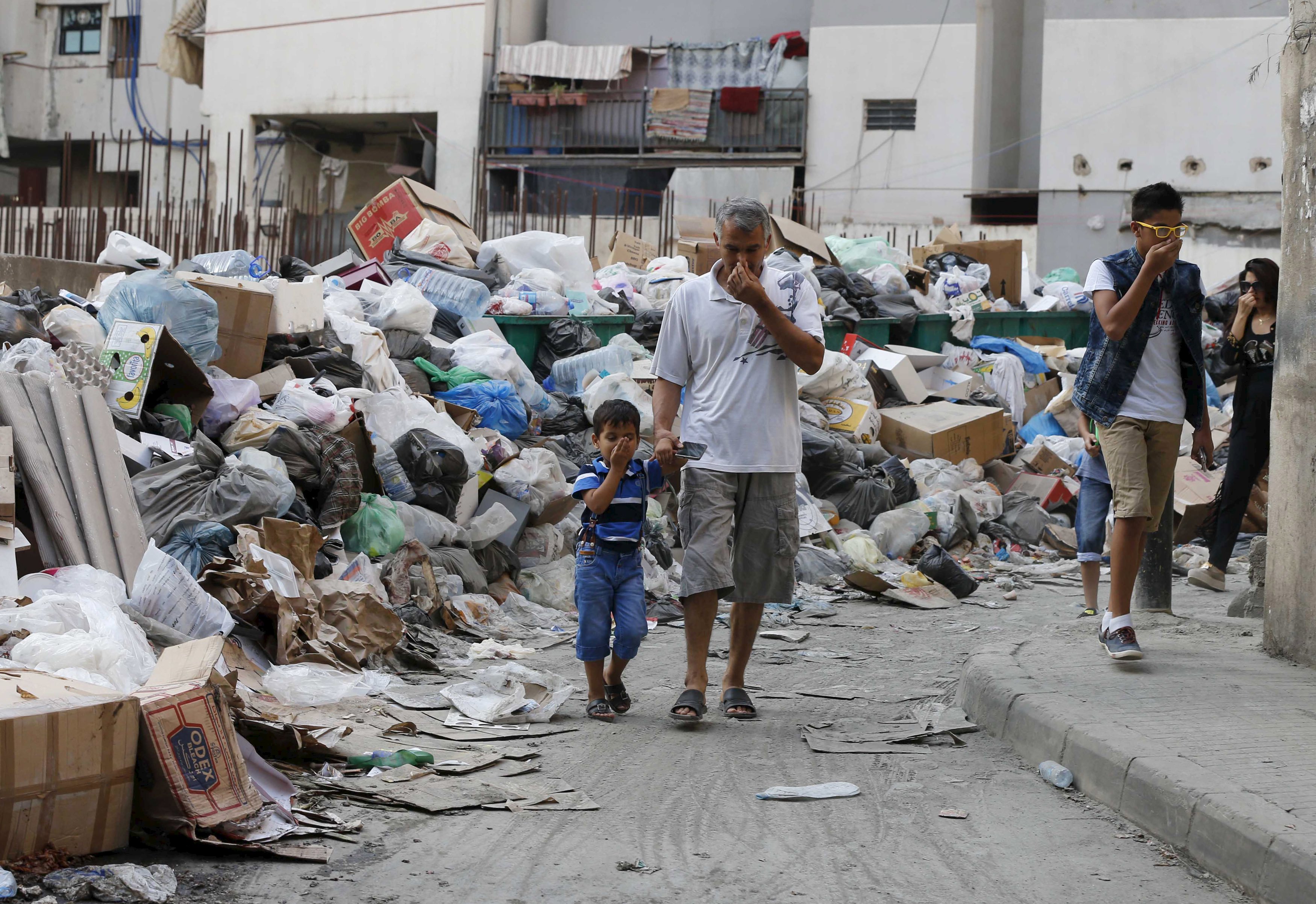 Βηρυτός: Tα βουνά σκουπιδιών καταπίνουν την παράλυτη κυβέρνηση
