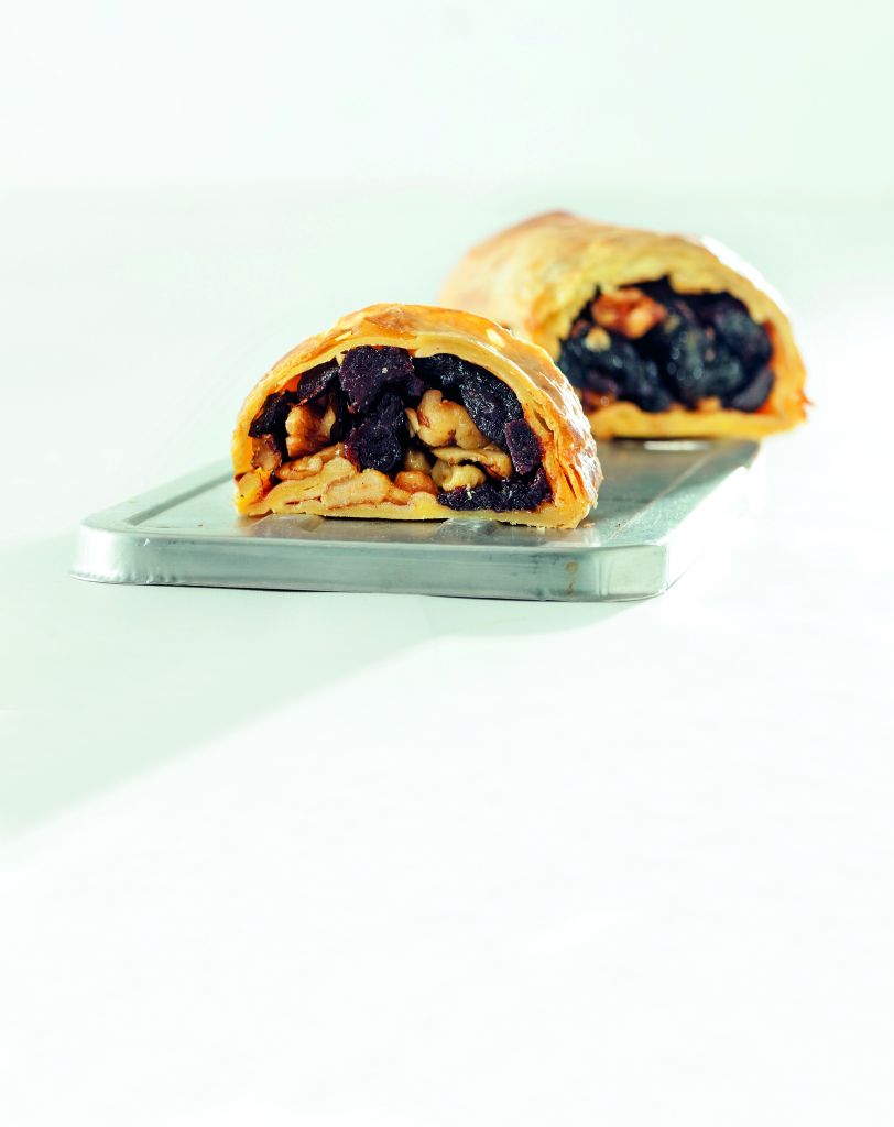 Ρολάκια κανέλας με δαμάσκηνα