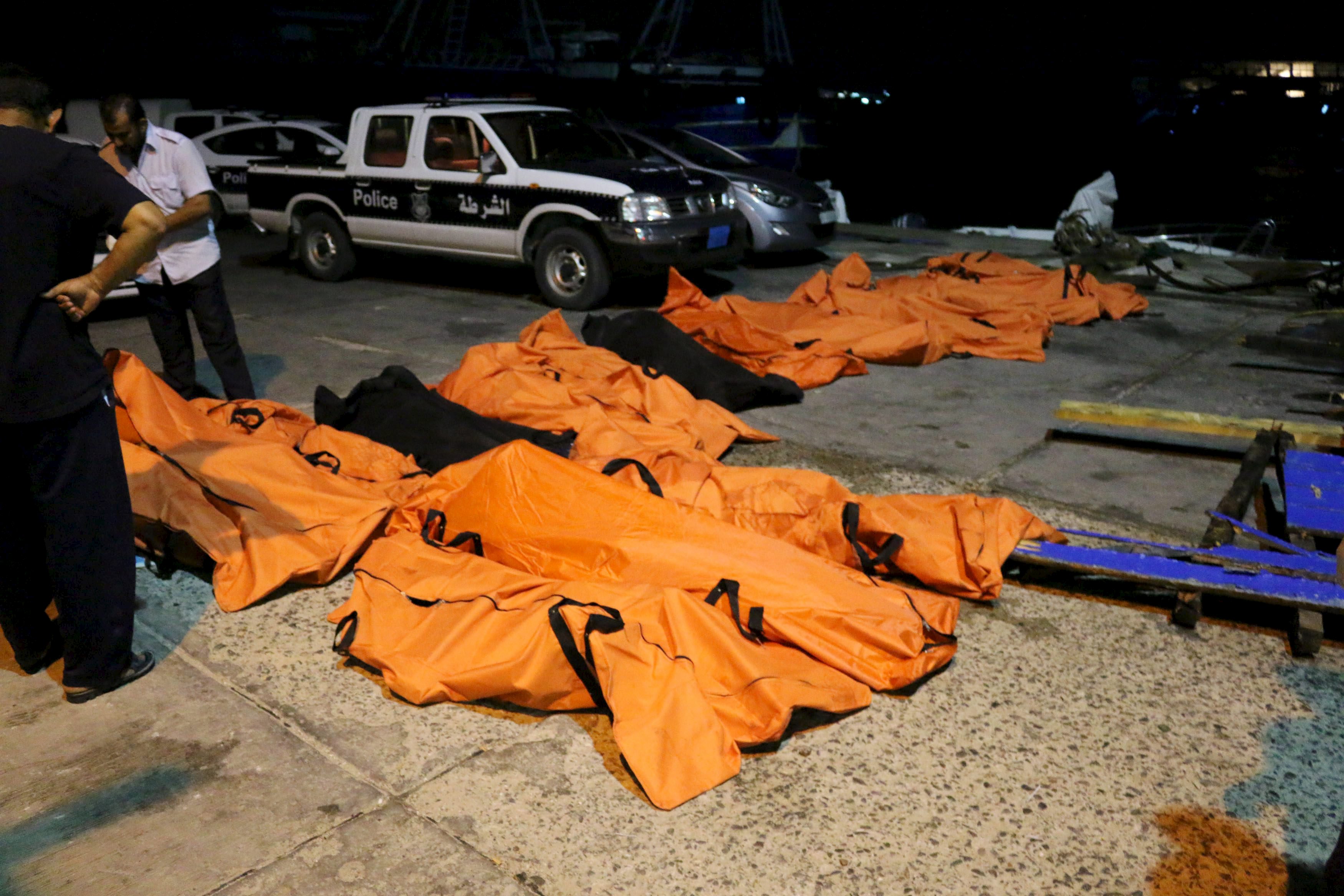 Αγωνιώδεις έρευνες για τους 450 ναυαγούς ανοικτά της Λιβύης