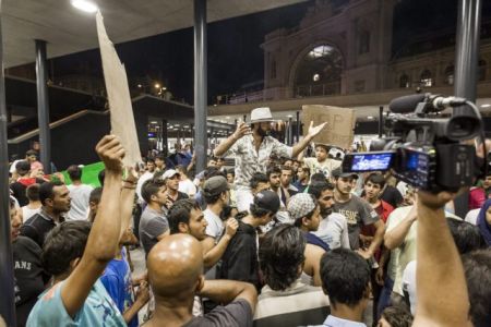 Βουδαπέστη: Πρόσφυγες επιβιβάζονται σε τρένα για Γερμανία και Αυστρία