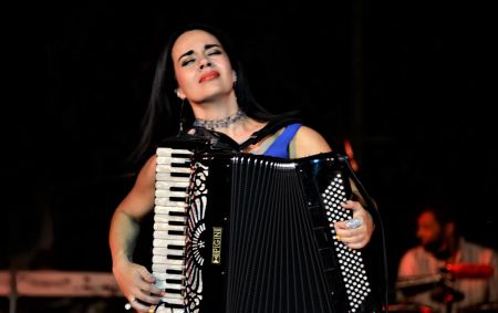 Ζωή Τηγανούρια: Η συνθέτρια και σολίστ του ακορντεόν από τη Σαμοθράκη στο Χόλιγουντ