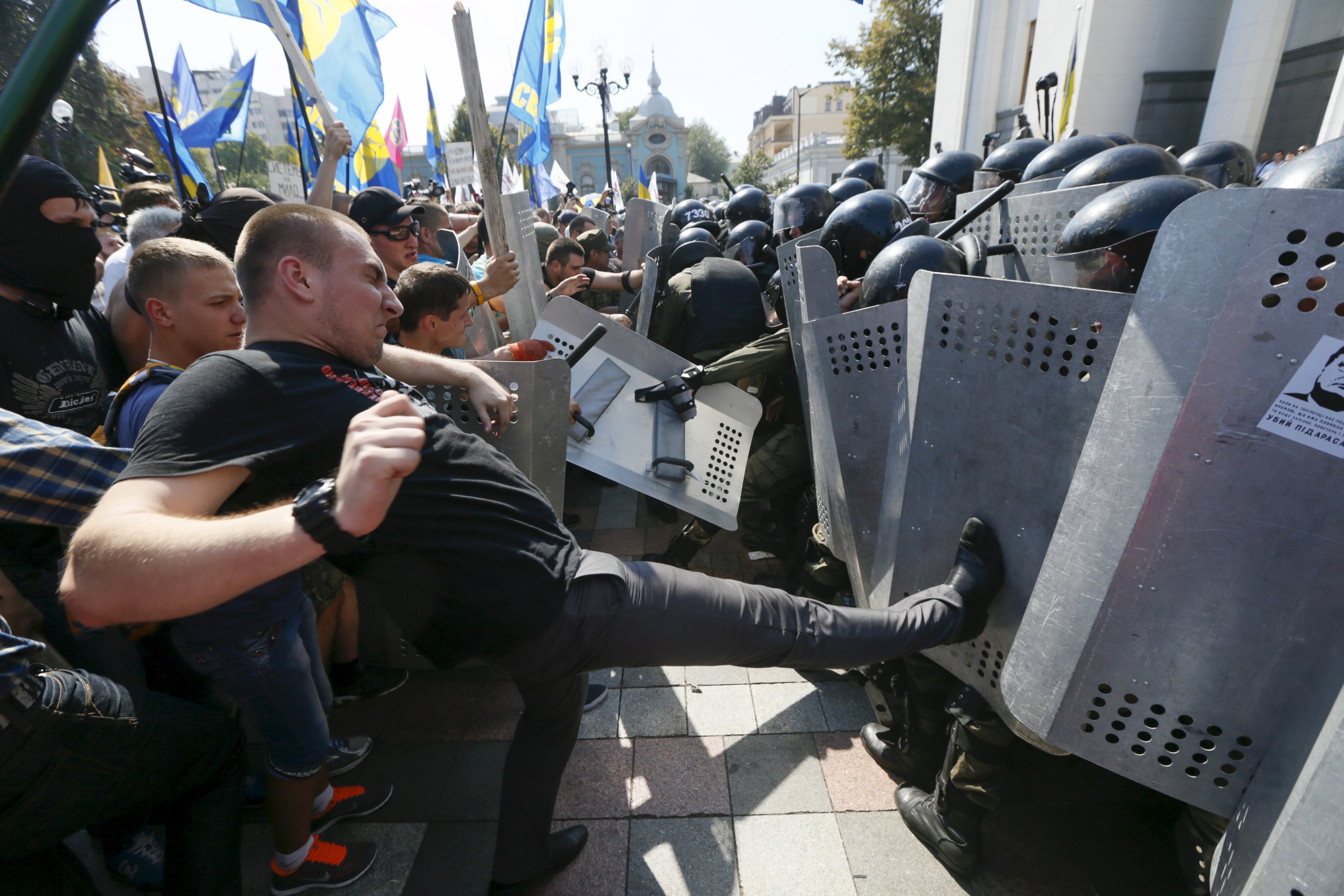 Κίεβο: Ενας νεκρός – Πεδίο μάχης η πόλη για την μεγαλύτερη αυτονομία στην ανατολική Ουκρανία