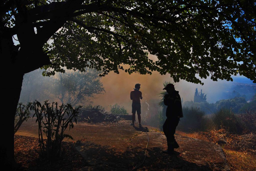 Μαίνεται πυρκαγιά στο Ηράκλειο Κρήτης