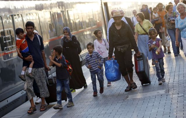 Εκατοντάδες πρόσφυγες έφτασαν στη Βαυαρία με τρένα από Ουγγαρία