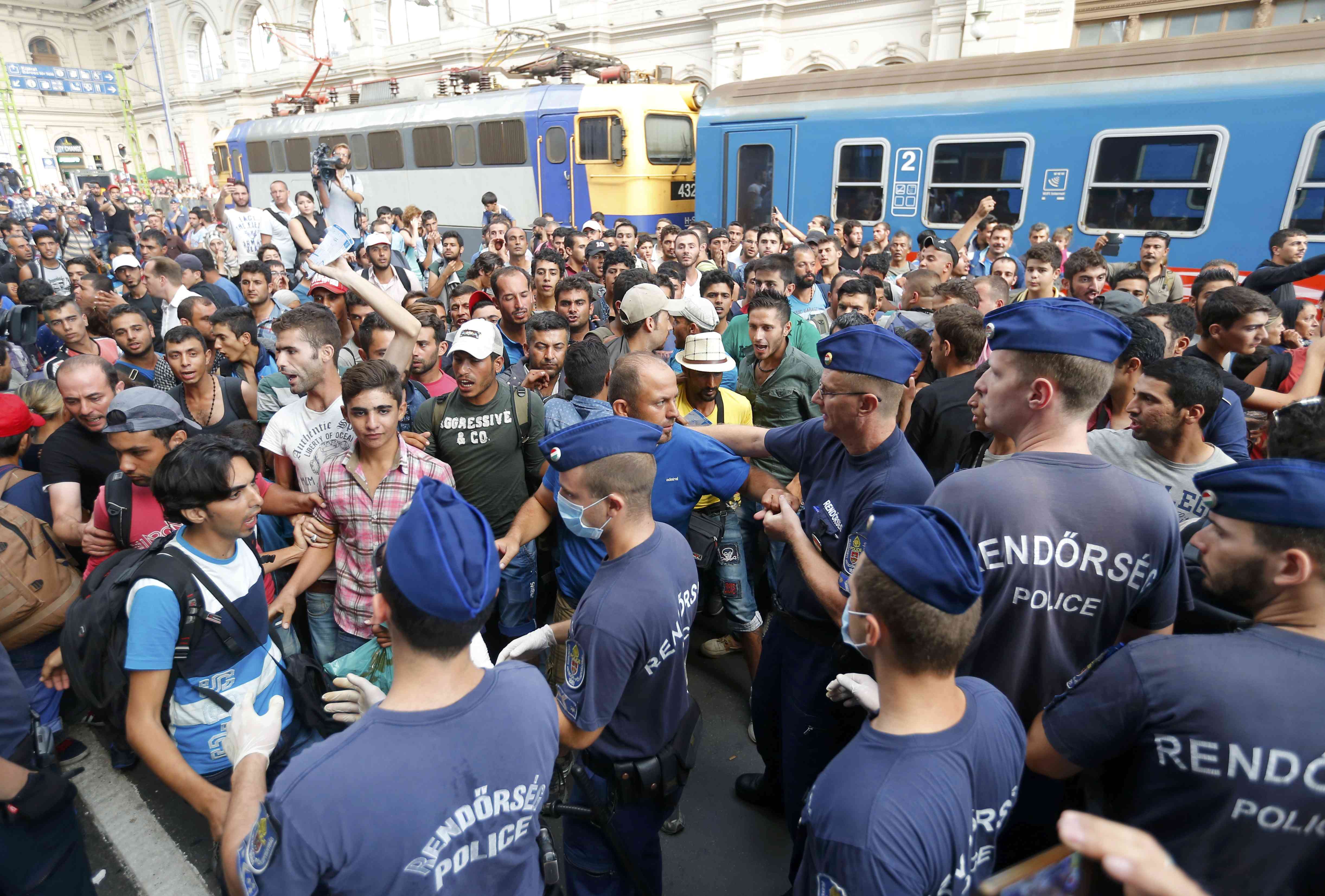 Ουγγαρία: Απαγορεύει την είσοδο στο σταθμό σε πρόσφυγες-μετανάστες