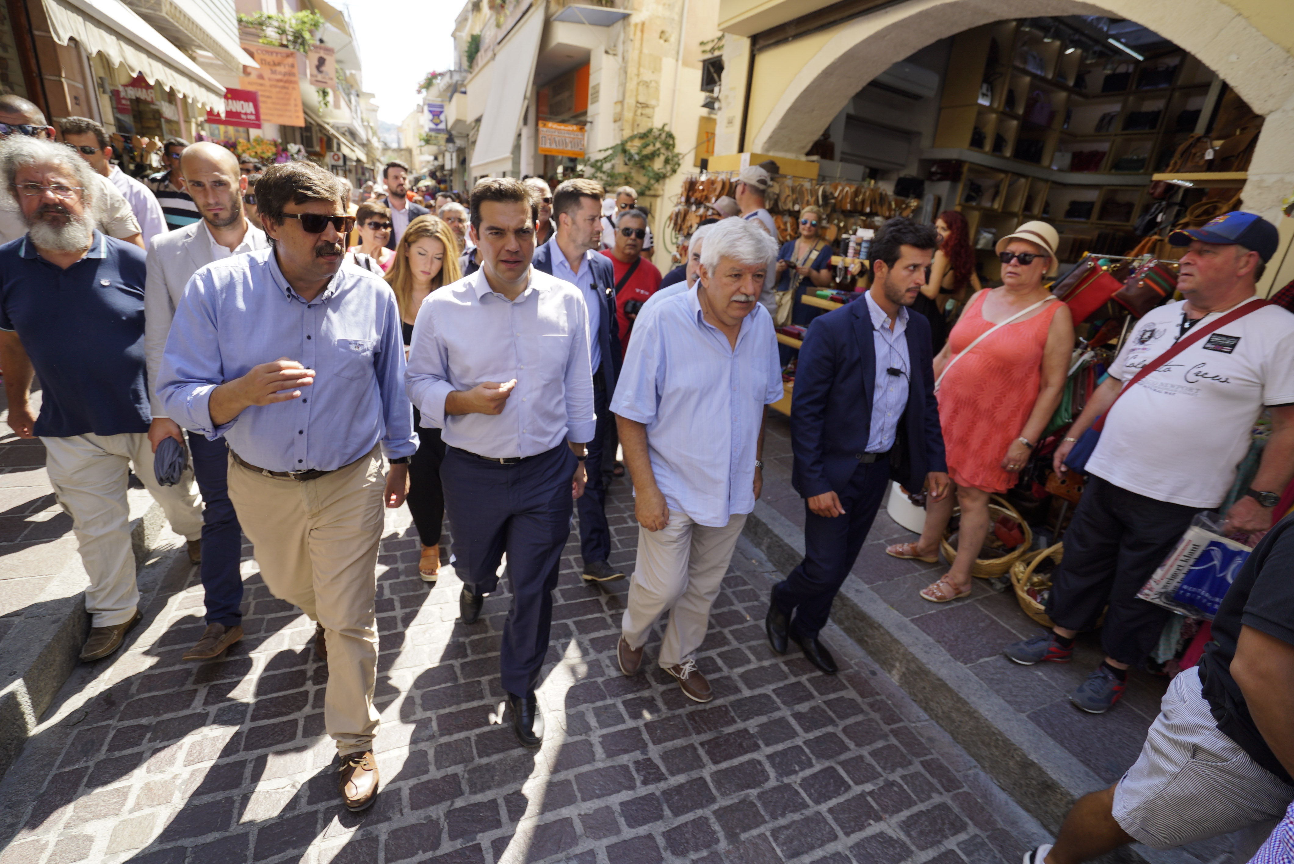 Τσίπρας: Οι παλιοί πολιτικοί μας έπρωξαν στο χαντάκι, μας γέμισαν χρέη