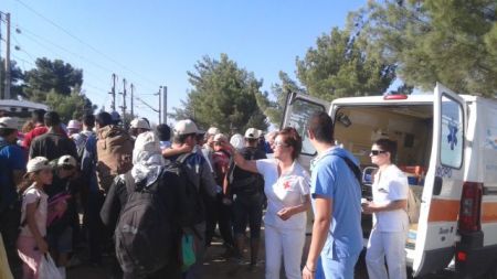 Παιδικό γάλα και μωρομάντηλα για τους πρόσφυγες στην Ειδομένη