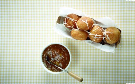 Τυροκροκέτες με γλυκόξινη σάλτσα από πορτοκάλι και κύμινο