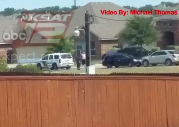 ΗΠΑ: Αστυνομικοί πυροβολούν άνδρα με τα χέρια ψηλά