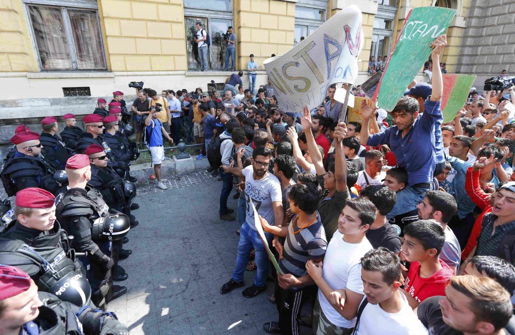 Βουδαπέστη: Τρένο για τη Γερμανία ζητούν οι πρόσφυγες