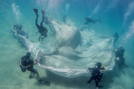 Χορεύοντας κάτω από το νερό