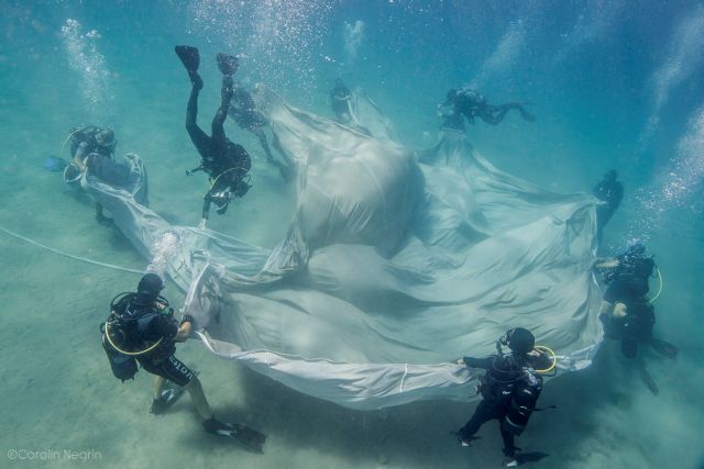 Χορεύοντας κάτω από το νερό