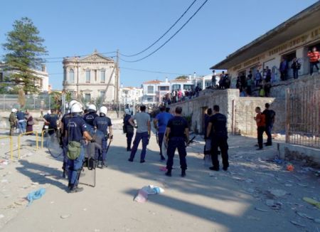 Clashes break out between refugees and police on Leros