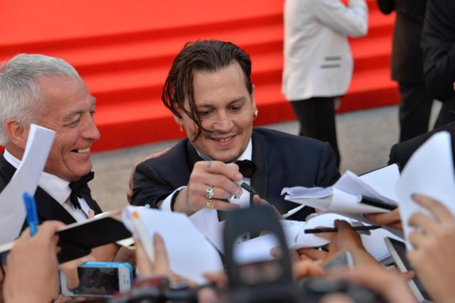 Ο Τζόνι Ντεπ «προσέλαβε κάποιον για να του διαβάζει τις ατάκες του»