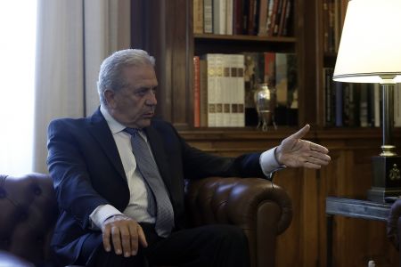 Αβραμόπουλος: Η Κομισιόν στο πλευρό της Γερμανίας για το προσφυγικό