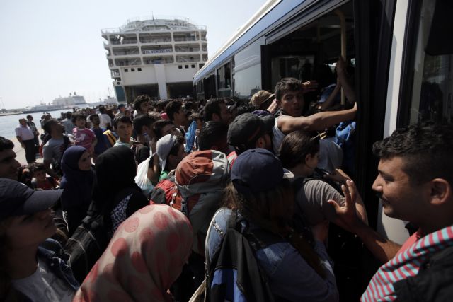 Πλοία για τη μεταφορά προσφύγων ζητά από τους ακτοπλόους ο Χρ.Ζώης