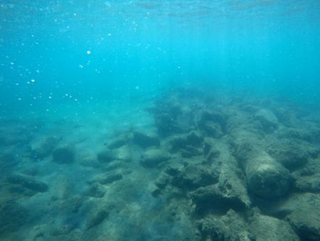 Κατάλοιπα αρχαίων ναυαγίων στον όρμο της Μεθώνης