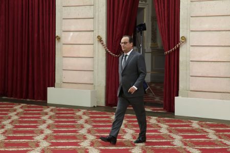 Figaro: Χαμηλή δημοσκοπική «πτήση» για τον Φρανσουά Ολάντ