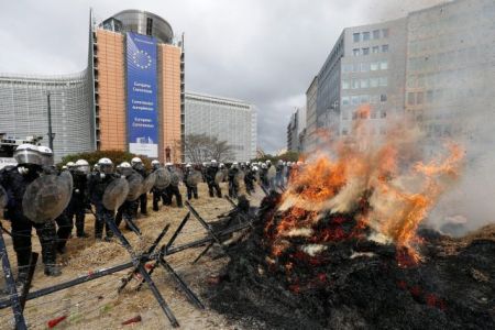 Ευρωπαίοι αγρότες απέκλεισαν με τρακτέρ το κέντρο των Βρυξελλών