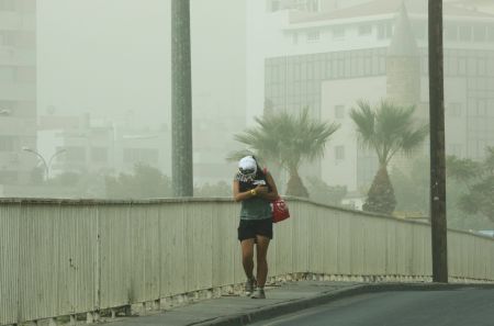 Η σκόνη συνεχίζει να πνίγει την Κύπρο- Επηρεάστηκαν 24 πτήσεις