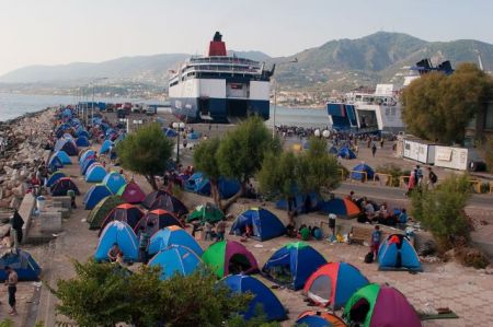 Two ships to arrive in Piraeus with 4,225 migrants from Mytilene
