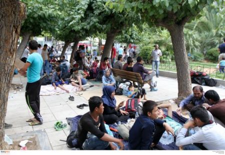 Καμίνης: Οι πρόσφυγες καθοδηγούνται σε κεντρικές πλατείες της Αθήνας