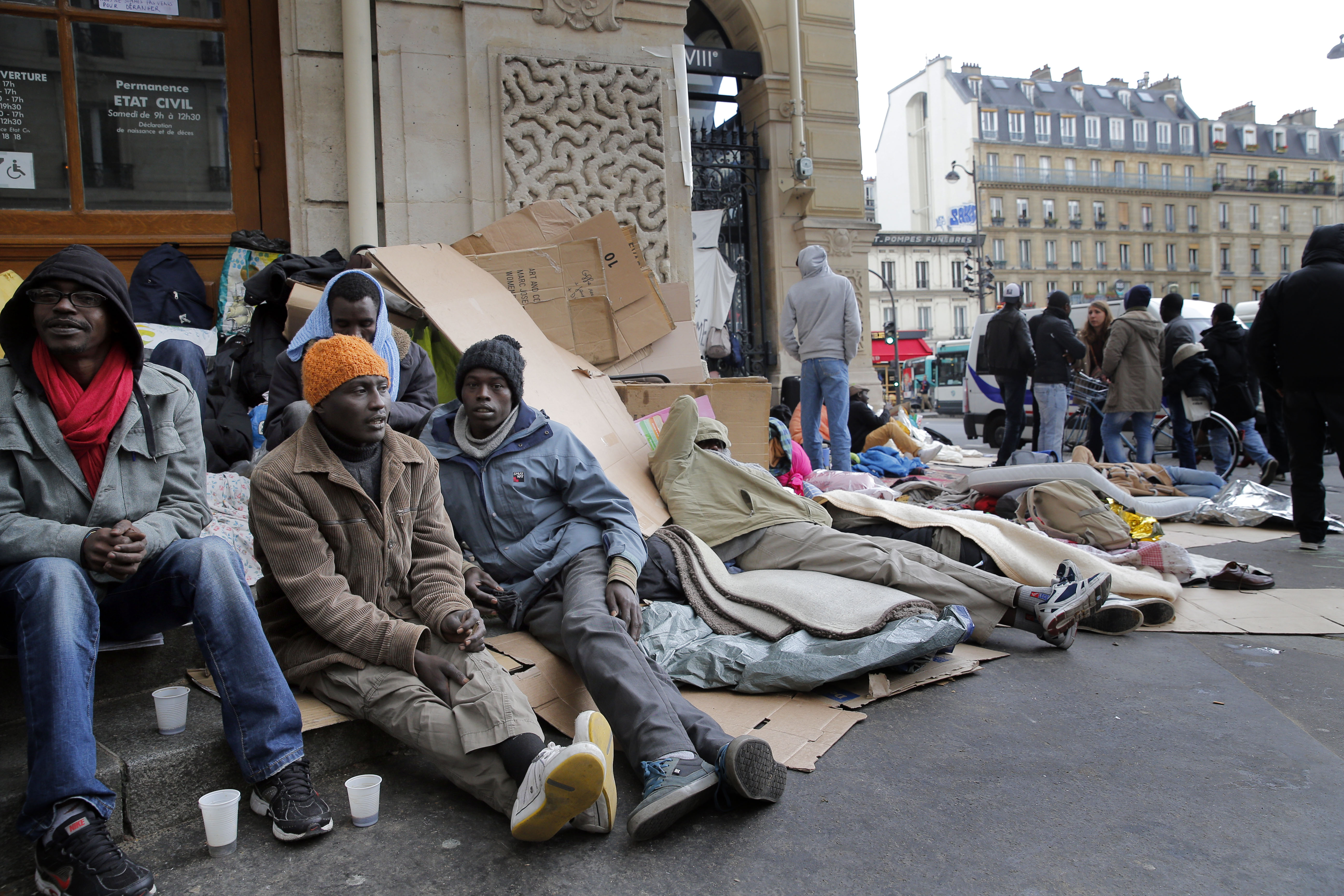 Бомжи в париже. Арабские беженцы в Европе.
