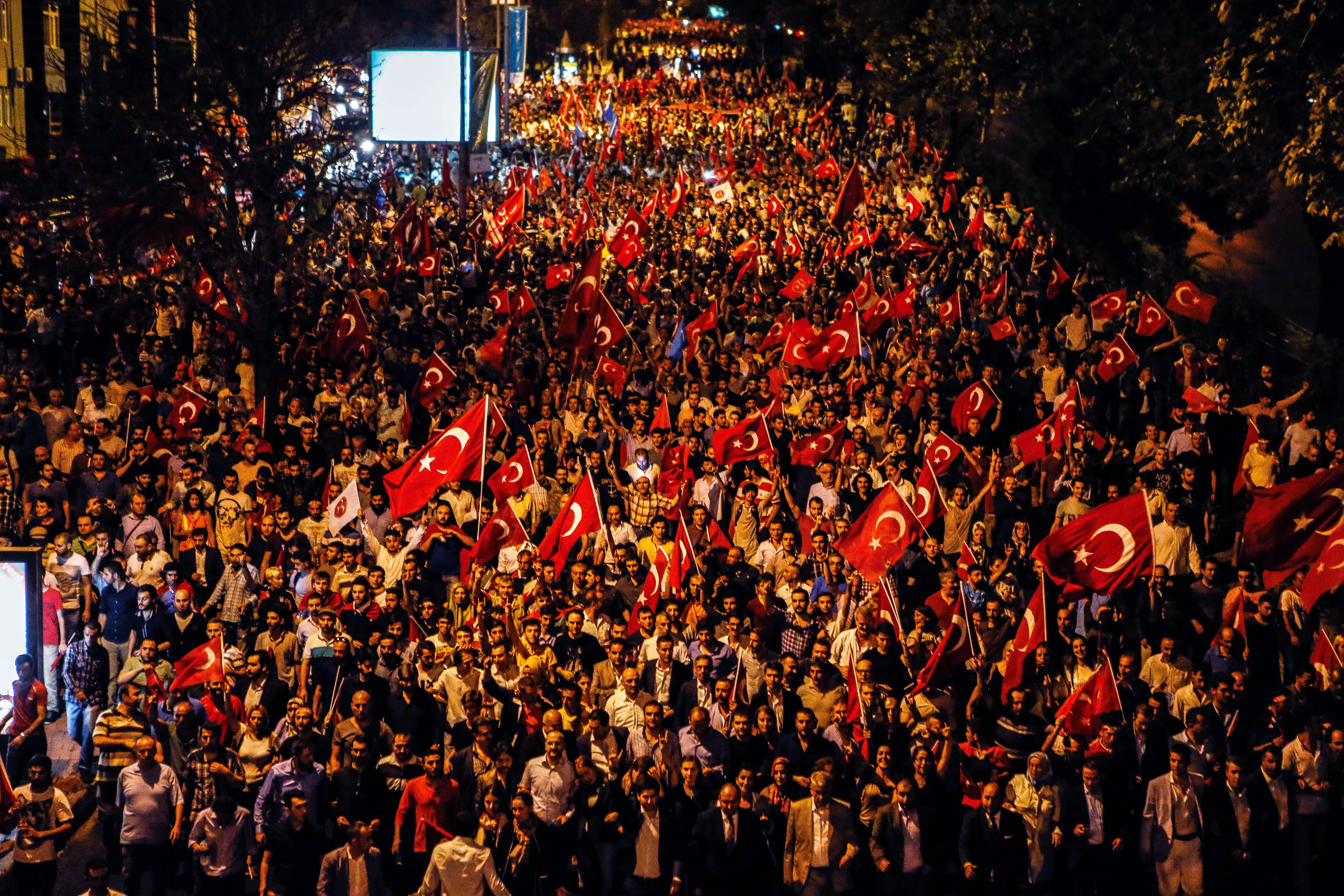 Ρήγμα στην Τουρκία απειλεί να φέρει ο όχλος στους δρόμους – Βαριά σκιά στις εκλογές