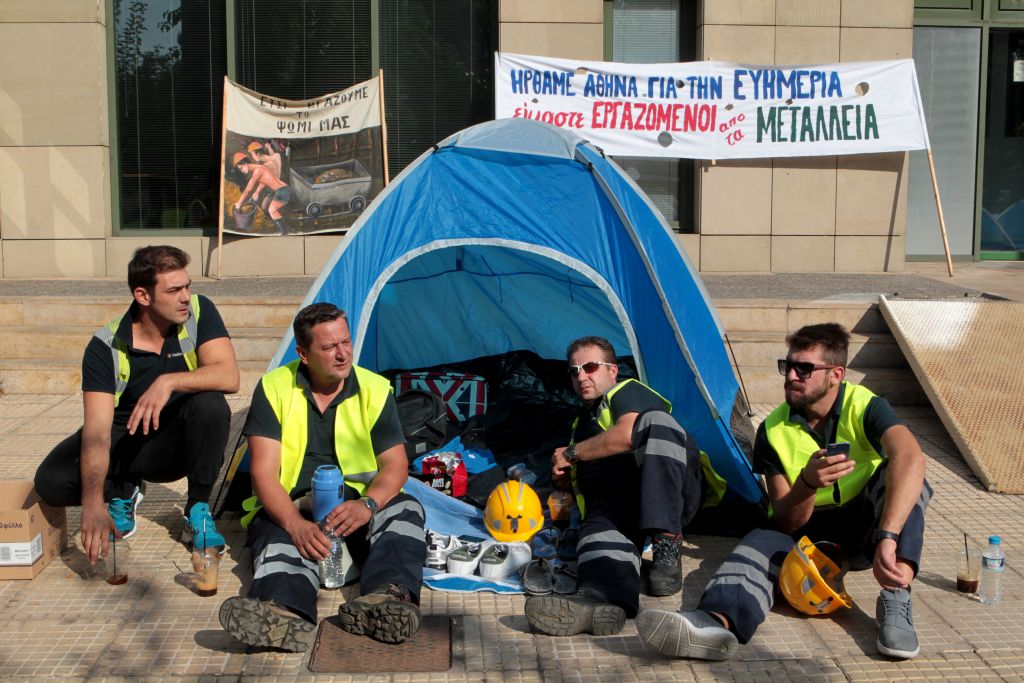 Μεταλλωρύχοι έστησαν σκηνές έξω από το υπουργείο Περιβάλλοντος