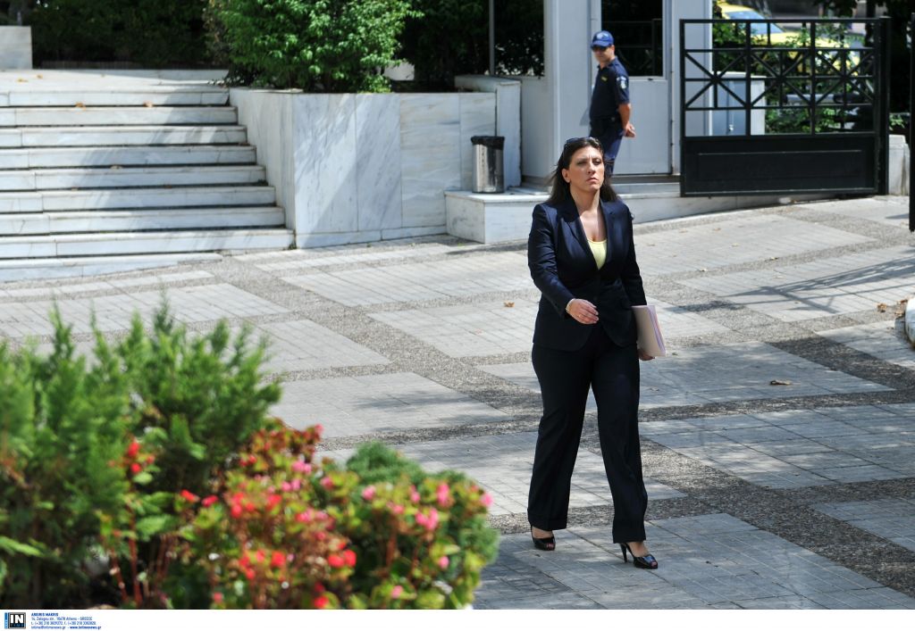 Η Ζωή Κωνσταντοπούλου μιλά για το χρέος και …αλλάζει λάστιχο