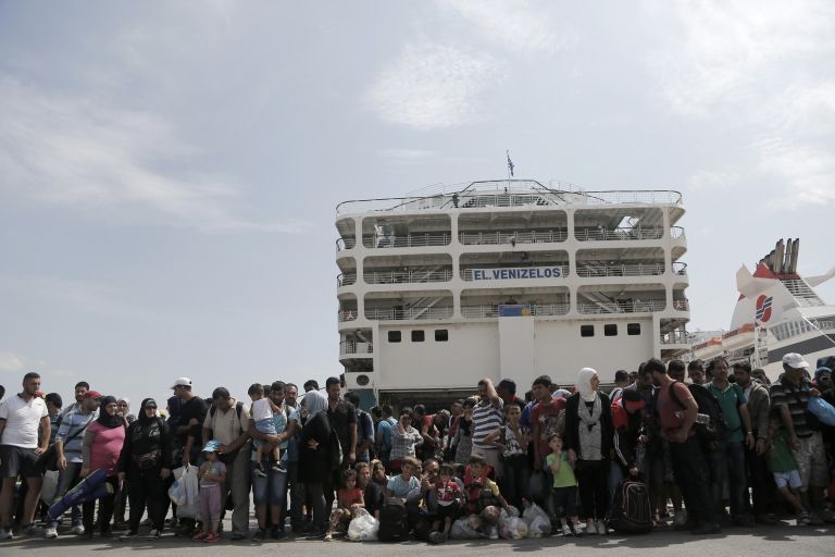 Σχεδόν 4.500 πρόσφυγες καταφθάνουν και σήμερα στο λιμάνι του Πειραιά | tovima.gr