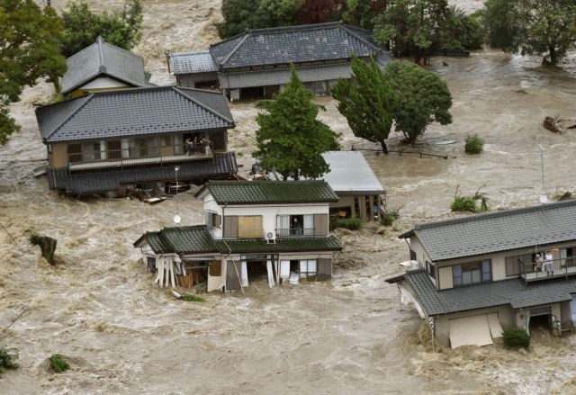 Δραματικές διασώσεις κατοίκων από πλημμύρες στην Ιαπωνία