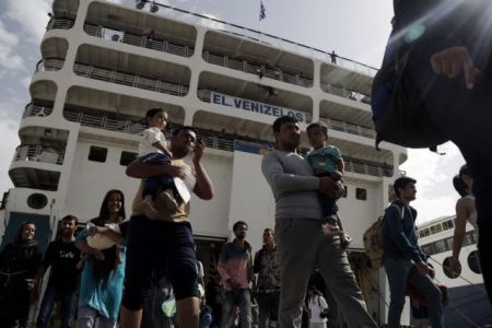Over 3,000 refugees arrived in Piraeus on Tuesday morning
