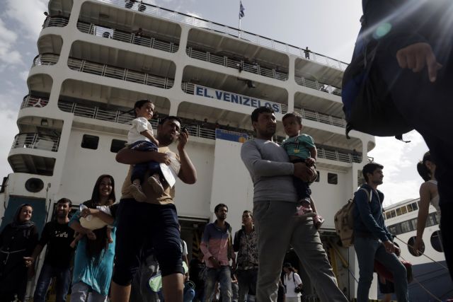 Over 3,000 refugees arrived in Piraeus on Tuesday morning