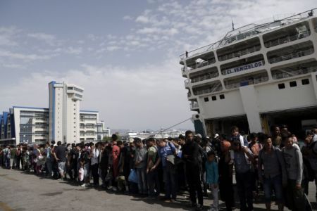 2,477 refugees arrive in Piraeus on board the “Eleftherios Venizelos”