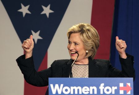 «Κατρακυλά» η Χίλαρι, σπάει το ένα μετά το άλλο τα ρεκόρ ο Τραμπ