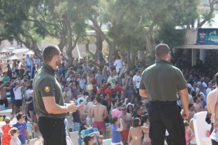 Ο «άγνωστος πόλεμος» της Μυκόνου – Γνωρίμίες και ακριβές «υπηρεσίες»