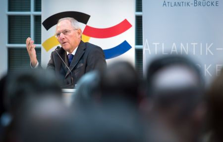 Σόιμπλε: Να επιτρέπεται η χρεοκοπία κρατών εντός ευρωζώνης