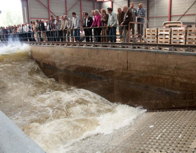 Βίντεο: Στην Ολλανδία, τα μεγαλύτερα τεχνητά κύματα του κόσμου