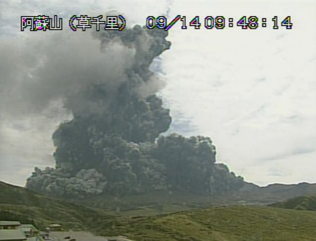Ιαπωνία: Εξερράγη και ηφαίστειο στο νησί Κιούσου
