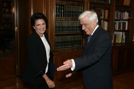 Παυλόπουλος: Ως λαός ξέρουμε να υποδεχόμαστε τους πρόσφυγες