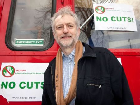 Guardian: Αν κάποιον αποξενώνει ο Κόρμπιν είναι το κατεστημένο